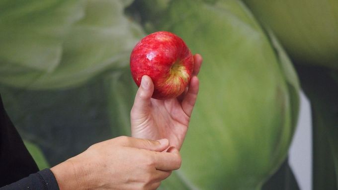Maren Korsgaard viste æbler frem